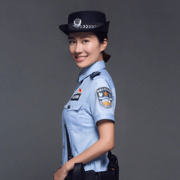 叶璇的头像正好是穿着一身警服的剧照,顶着这张照片说出那番话,众人第