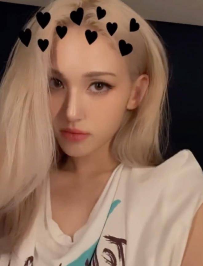 女大18变!金发somi变barbie,参与新歌作词展才华