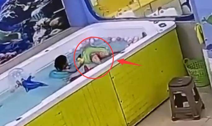 原创痛心!广东4岁女童泳池溺水,挣扎许久后身亡,2名女子全程在场