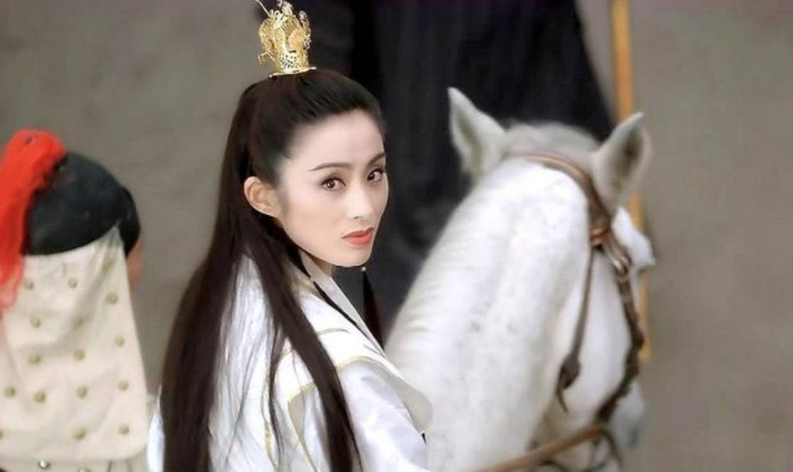 张敏28年后再扮赵敏回眸,穿白色古装持扇骑马,玉树临风风采依旧