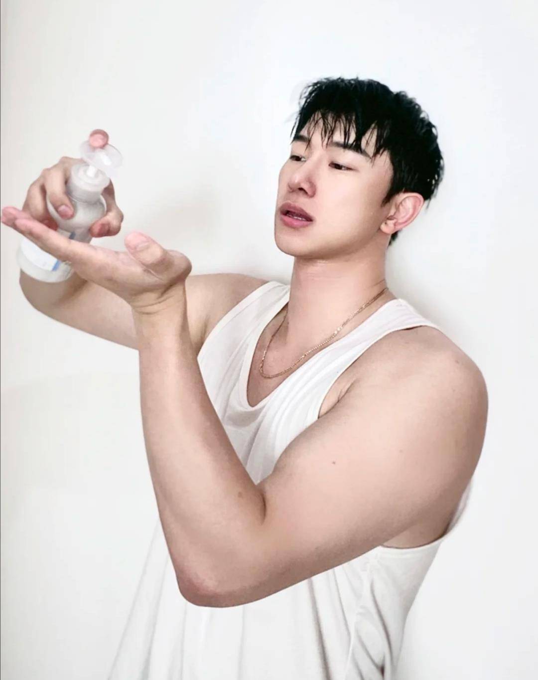 不过男生能够拥有标准的倒三角身材,也非羡慕能得来的,像这样的身材和