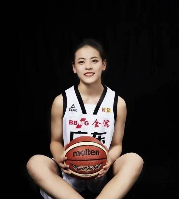 "杨舒予,被称为"运动员颜值顶配"的篮球队小姐姐,人气爆棚.