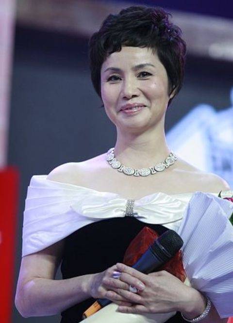 徐俐作为首档节目《中国新闻》的第一位主持人,首次在央视的大舞台