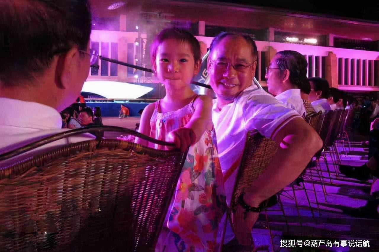 原创体操王子李宁,携儿女出席活动,女儿甜美可爱,儿子高大帅气
