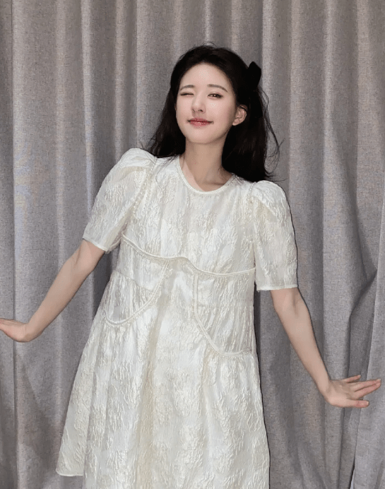 原创赵露思生图也太可爱,身穿法式桔梗裙,演绎软妹甜美一面
