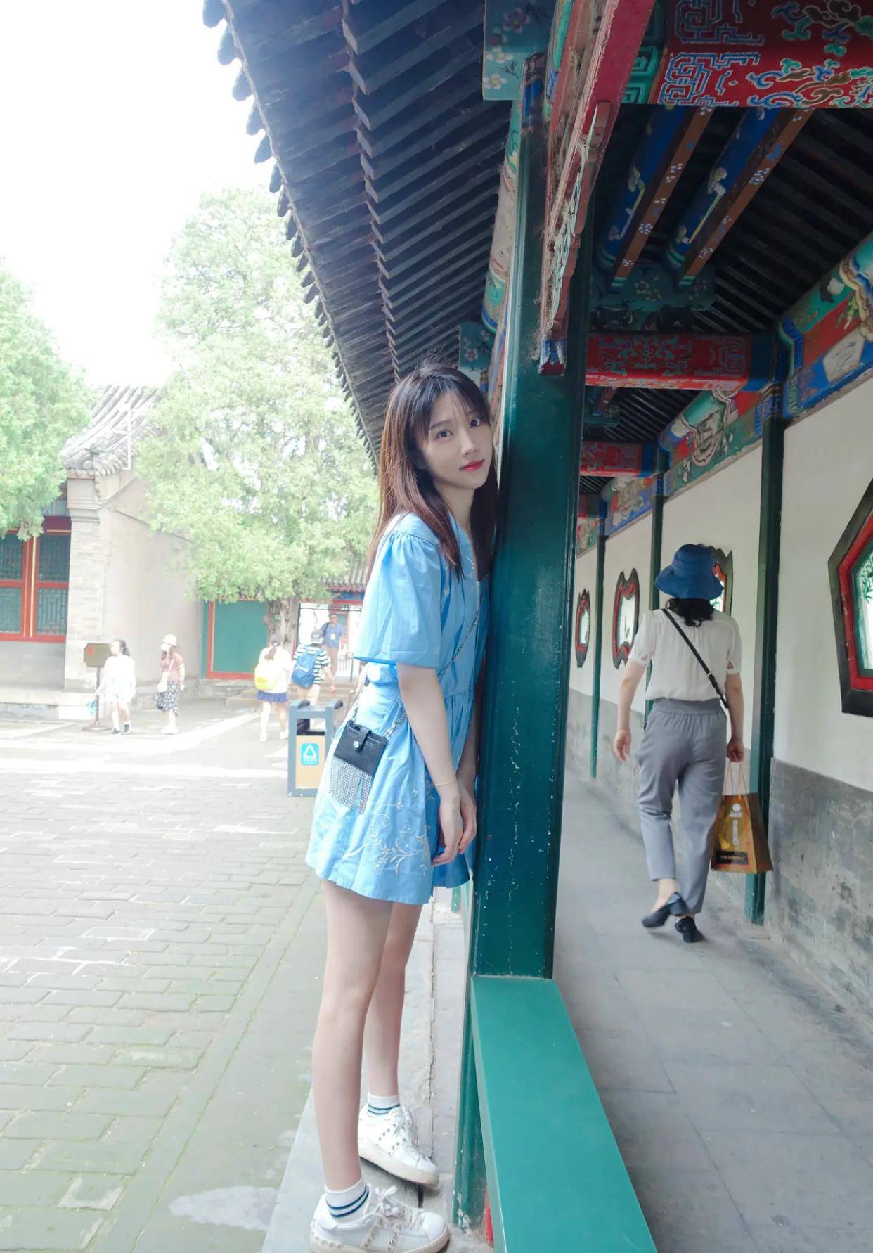 原创主持人张纯烨,一袭天蓝色连衣裙,简约又减龄私服穿搭太甜美