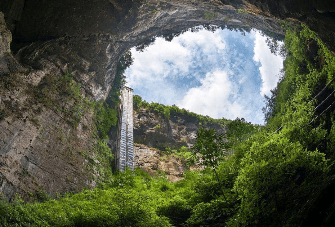 重庆除了小寨天坑之外,还有一个名为武隆后坪天坑群的超级天坑,它也是