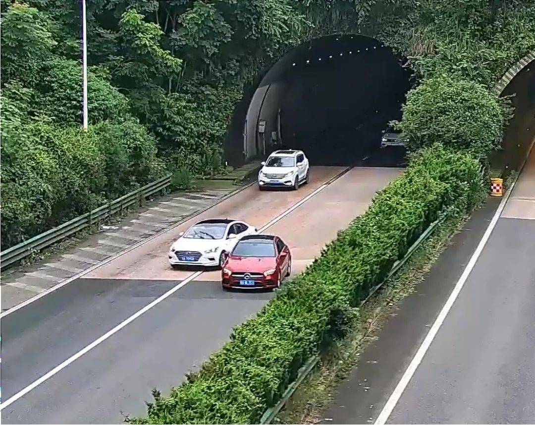 发现一辆红色奔驰牌轿车停在沪渝高速公路沈金淌隧道出口处的超车道内