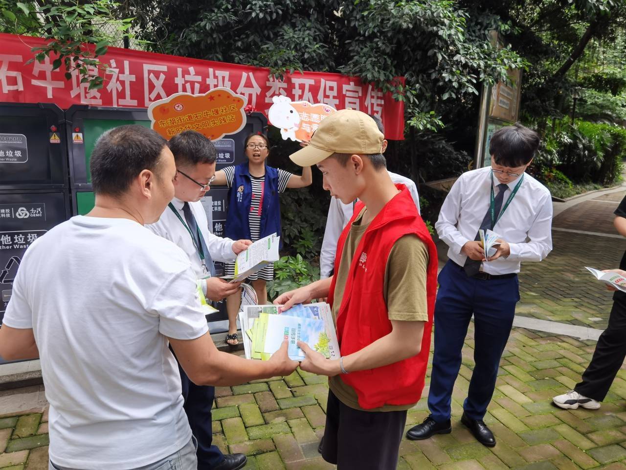 青年先锋实践队成员在社区进行垃圾分类宣传 杜奕江供图