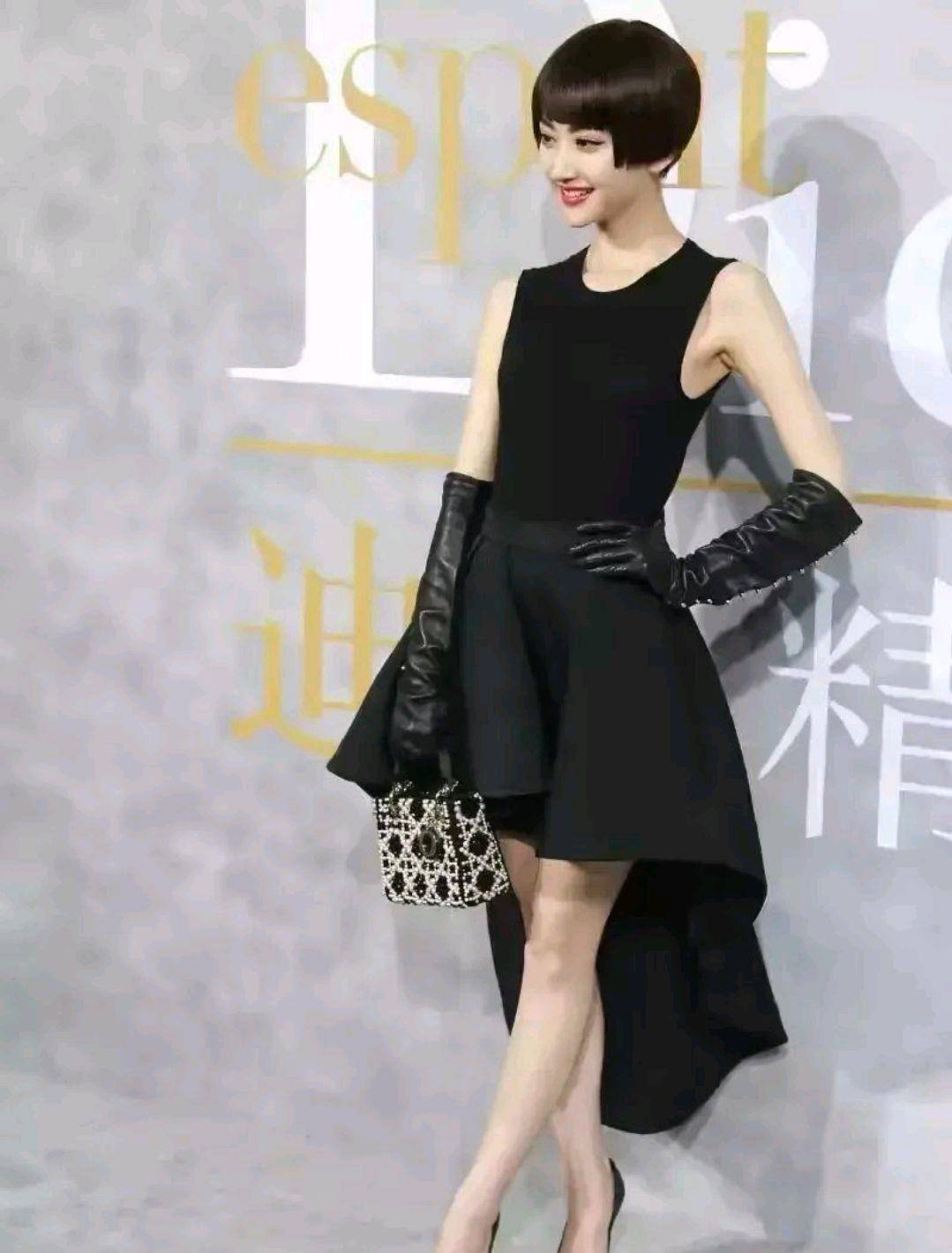 景甜生图白到发光,一袭黑色礼服裙优雅迷人,就是法令纹有点深