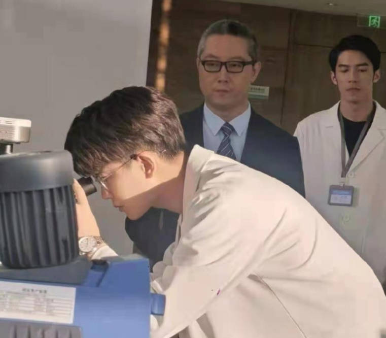 《一生一世》未播先火,任嘉伦演周生辰,教授造型已拉满期待值_角色