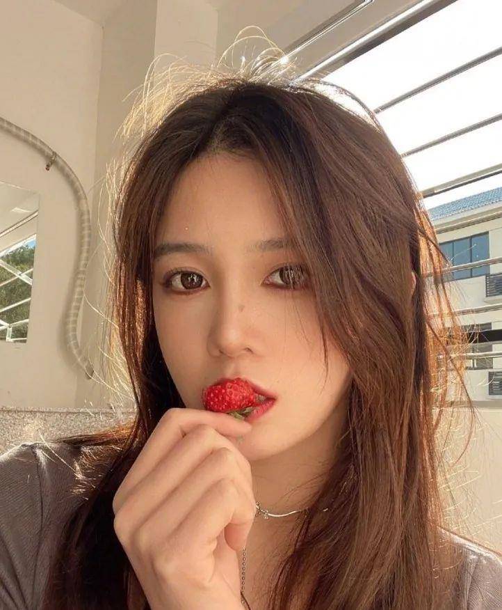 最后,水球的比赛还在继续,记得去给漂亮小姐姐加油哦~ 02 / 杨舒予