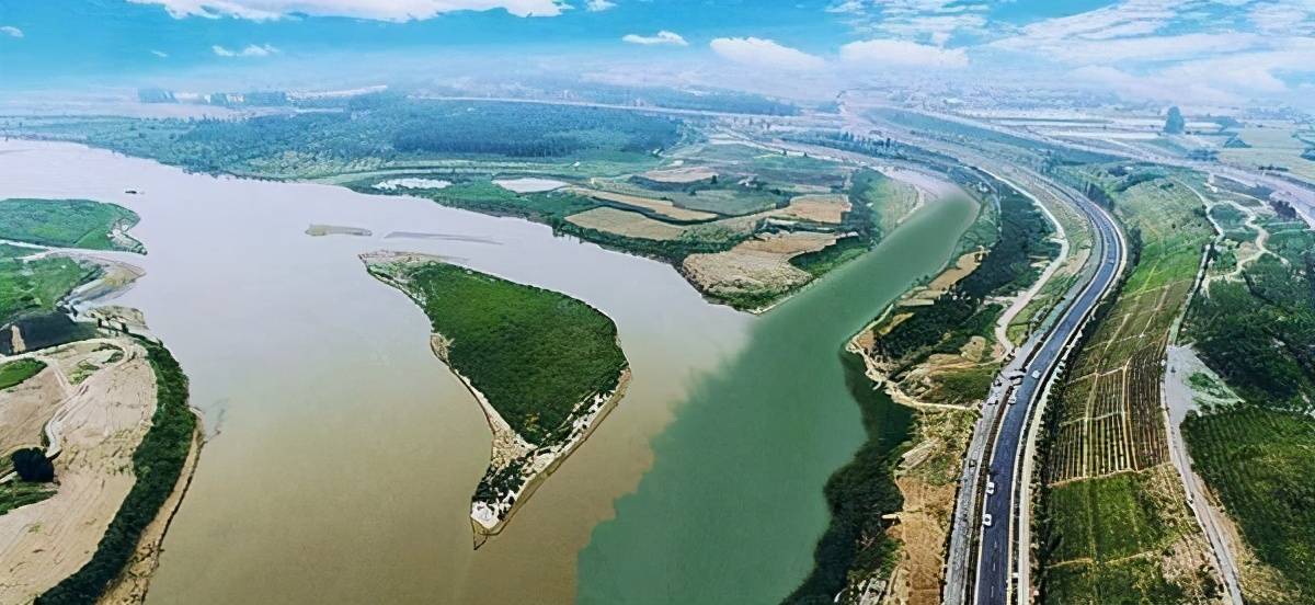 原创中国最神奇的河流交汇景象,泾渭分明,交汇却互不相融!