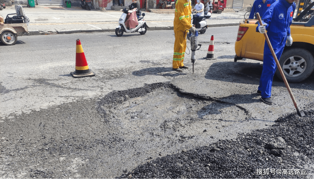 不足,当道路积水时,水分进入路面结构内部,降低了沥青与集料的粘附性