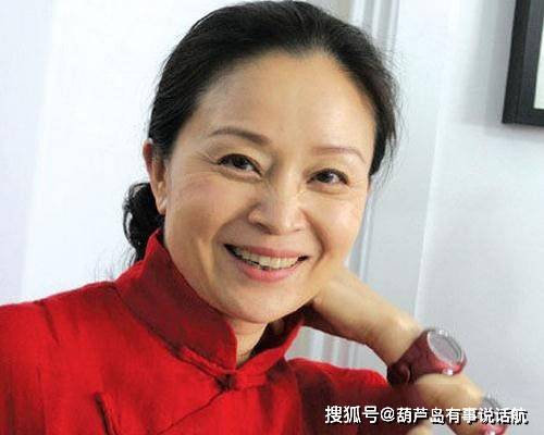 原创刘莉莉近照,62岁的她很慈祥,与老公是姐弟恋,女儿聪明漂亮