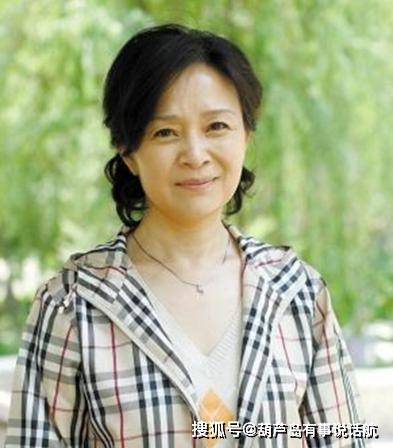 原创刘莉莉近照,62岁的她很慈祥,与老公是姐弟恋,女儿聪明漂亮