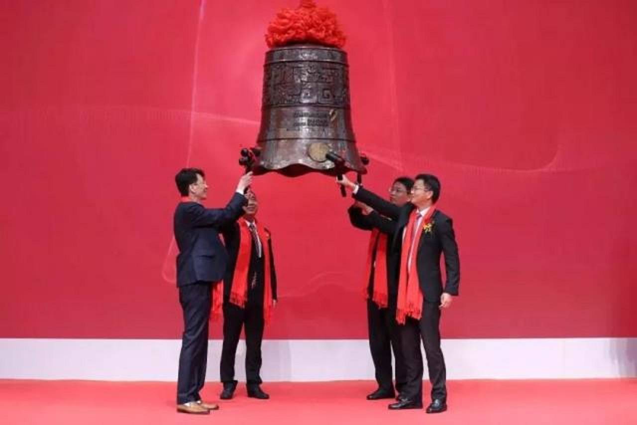 福建晋江又杀出一匹藏市大黑马50岁ipo敲钟市值8922亿