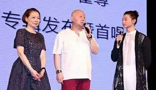 霍尊的妈妈叫仲小萍,是80年代初期的中国第一代流行音乐歌手,曾和毛宁