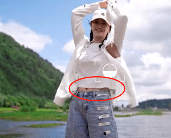 原创45岁李小冉发福了?肚子赘肉抢镜身材显圆润,皮肤紧致近照超显嫩