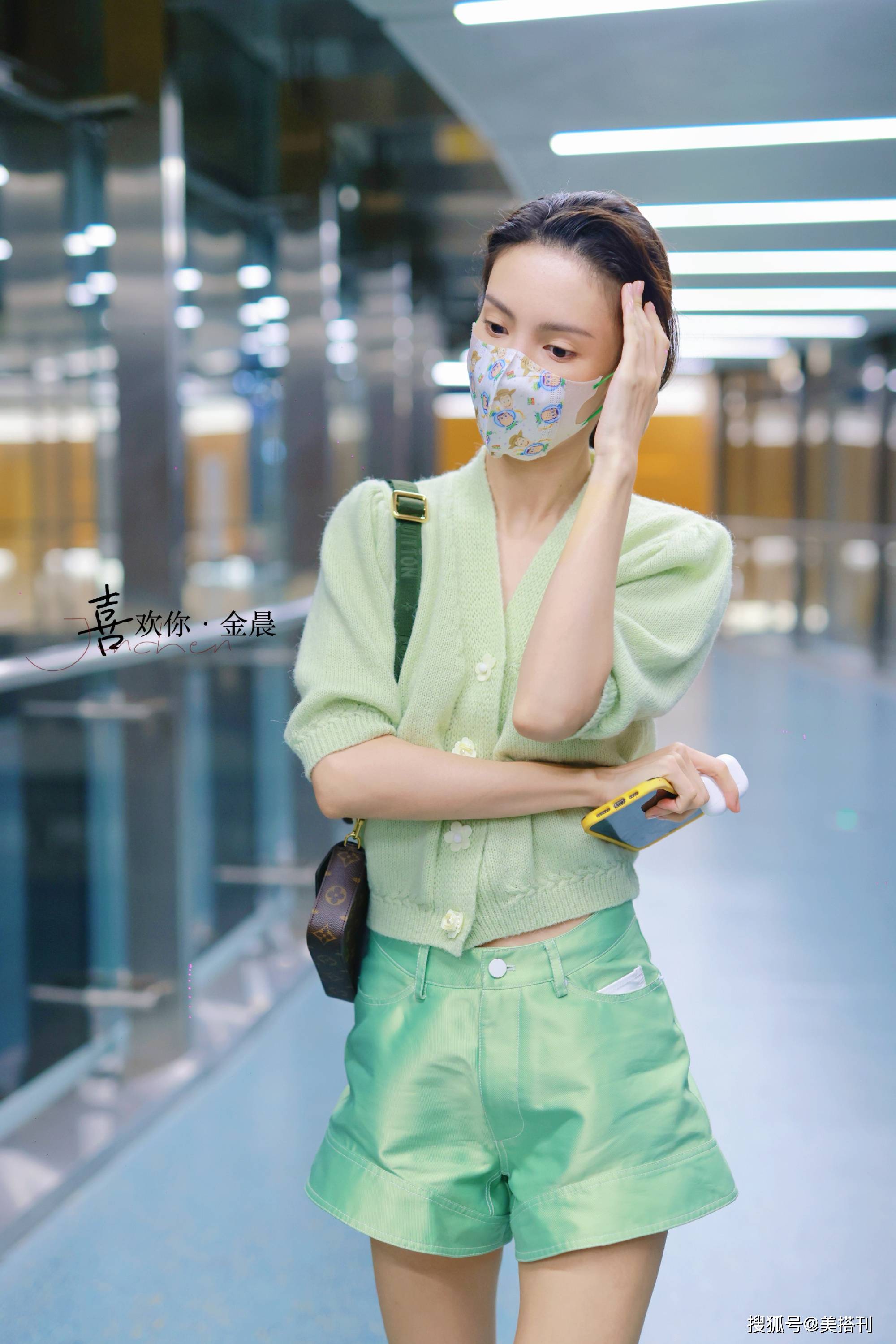 原创金晨"超前"穿搭!一身绿色look清爽高级,网友:鞋子是什么鬼