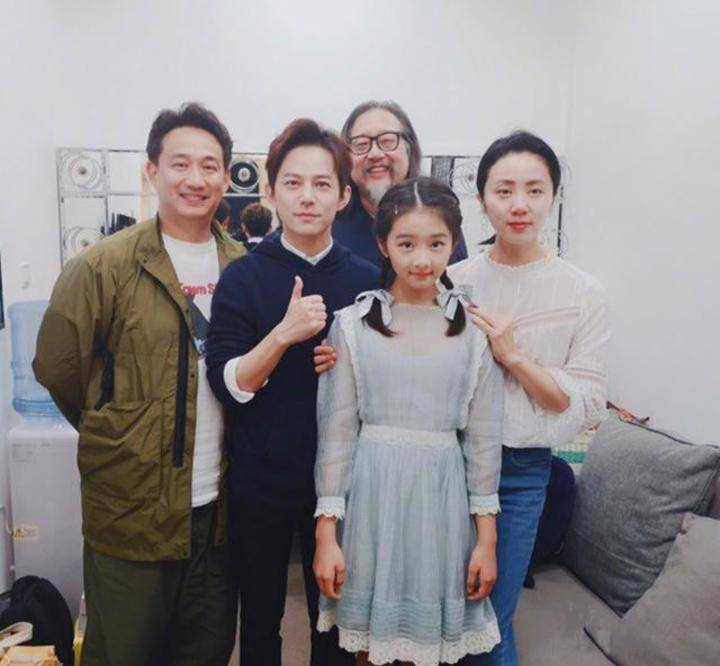 黄磊女儿与欧阳娜娜妹妹合影,二人对镜微笑超开心,颜值太养眼!