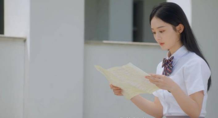 看看女明星学生装 angelababy贵族感浓厚 赵丽颖圆脸显孩子气