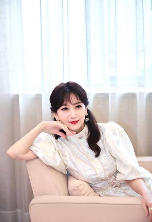 原创67岁赵雅芝晒写真照,气质温婉颜值依旧,穿公主裙毫无违和感