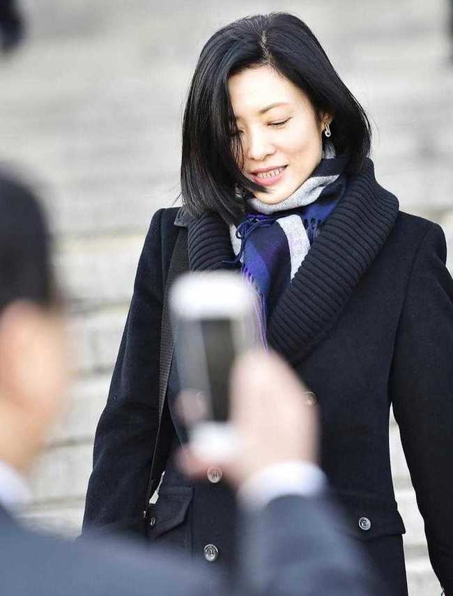 原创周涛卫衣穿搭黑色大衣,高级优雅,气场全开!