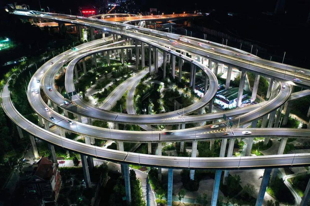 这是贵州省贵阳市黔春立交桥夜景(2021年7月21日摄,无人机照片).