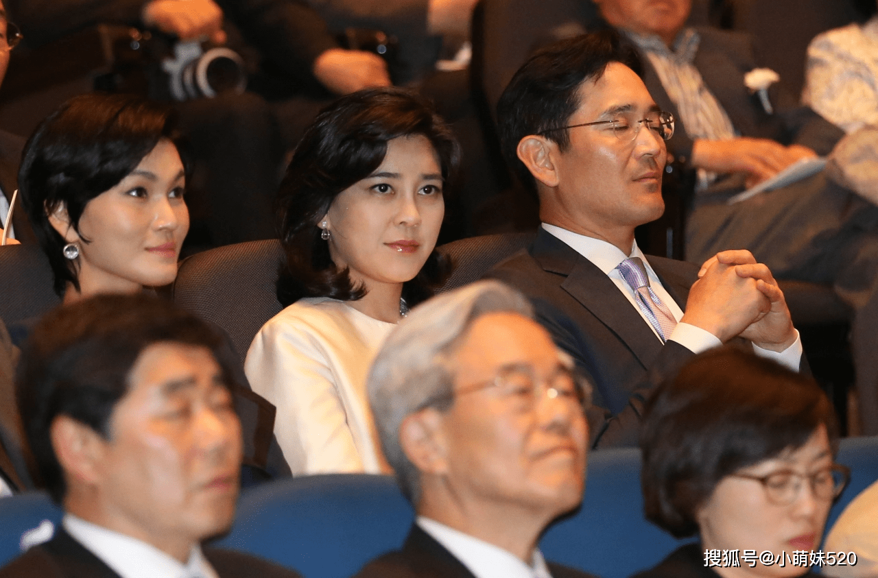 三星大公主李富真以绝食要挟下嫁保安51岁也能穿出优雅知性范