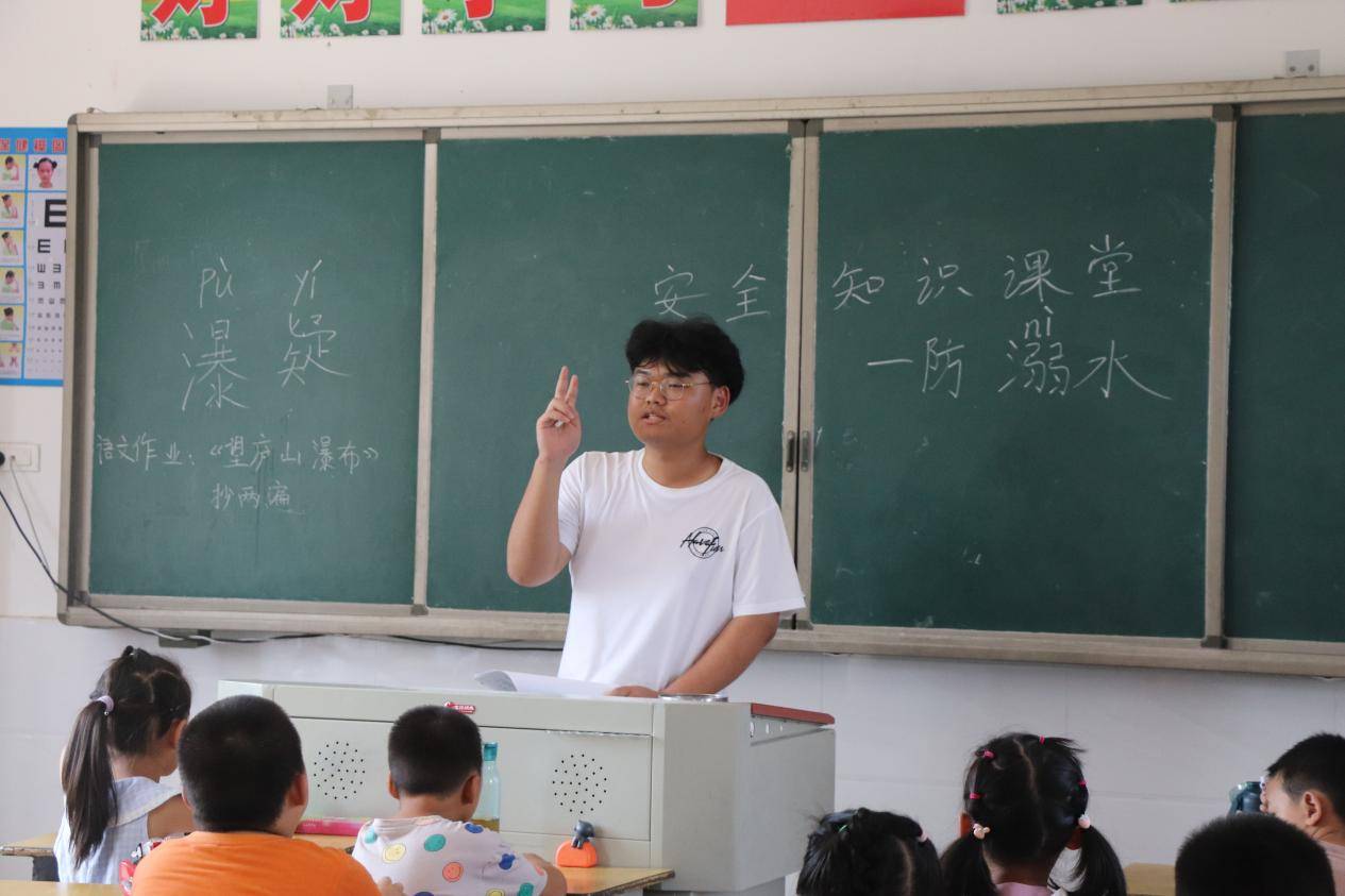 图为团队成员在安全知识课堂上讲防溺水理论知识.通讯员 周小满 提供