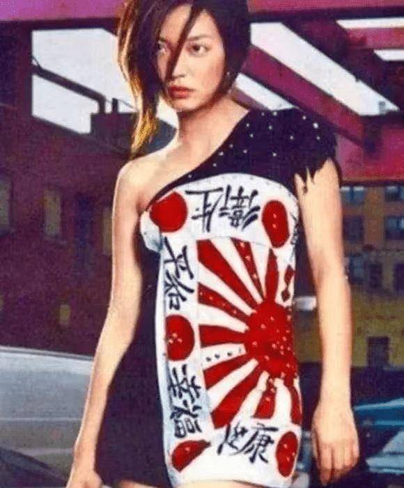 旗下张哲瀚被指"精日" 赵薇旧事翻出:穿日本军旗装拍照