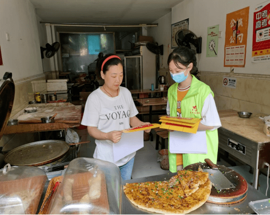 玉成志愿服务与研究中心社工王虎森带领志愿者们学习了国家食品安全