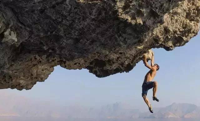 《徒手攀岩》:人生如攀岩,突破极限方能成事