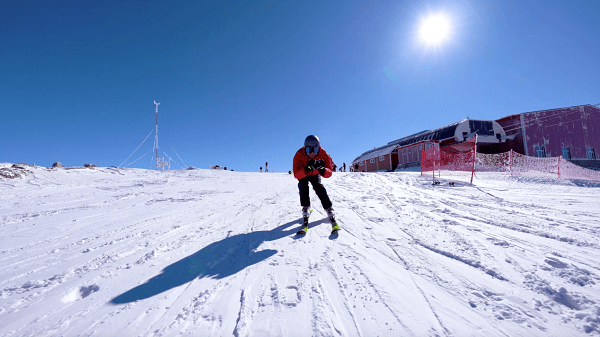 是全国唯一座落在城市中的高山滑雪场,自治区最高级别5s级滑雪场,新疆