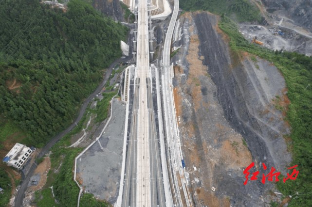 凤凰高铁站建设忙_湘西州