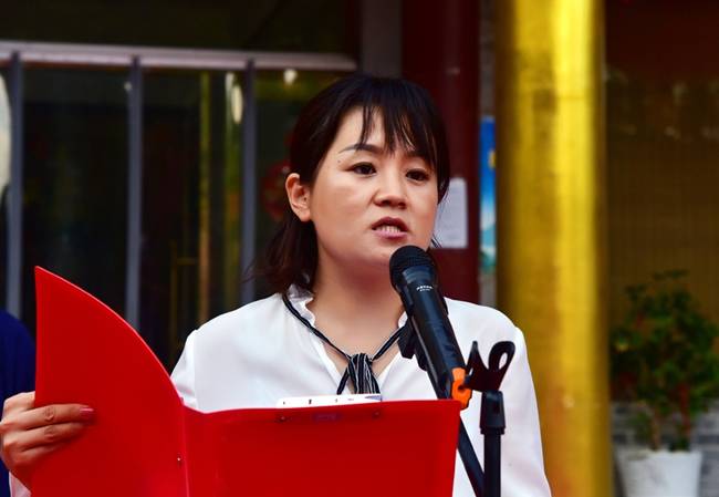 盂县县委常委,县人民政府党组成员,副县长白雪莲主持捐赠仪式