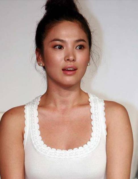 原创宋慧乔穿白色蕾丝连衣裙秀傲人身材凹凸有致太迷人了