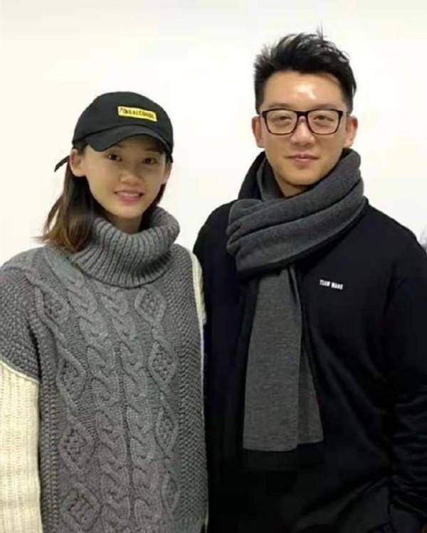 原创郑恺陪老婆回家探亲,苗苗产后身材仍纤细,郑恺发福又秃头变化大
