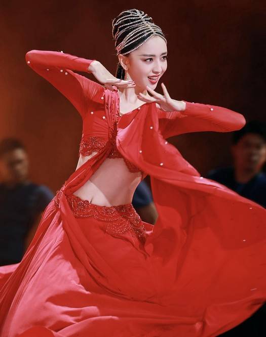 原创38岁佟丽娅跳舞魅力四射,穿露脐装秀小蛮腰,一袭红裙风情万种