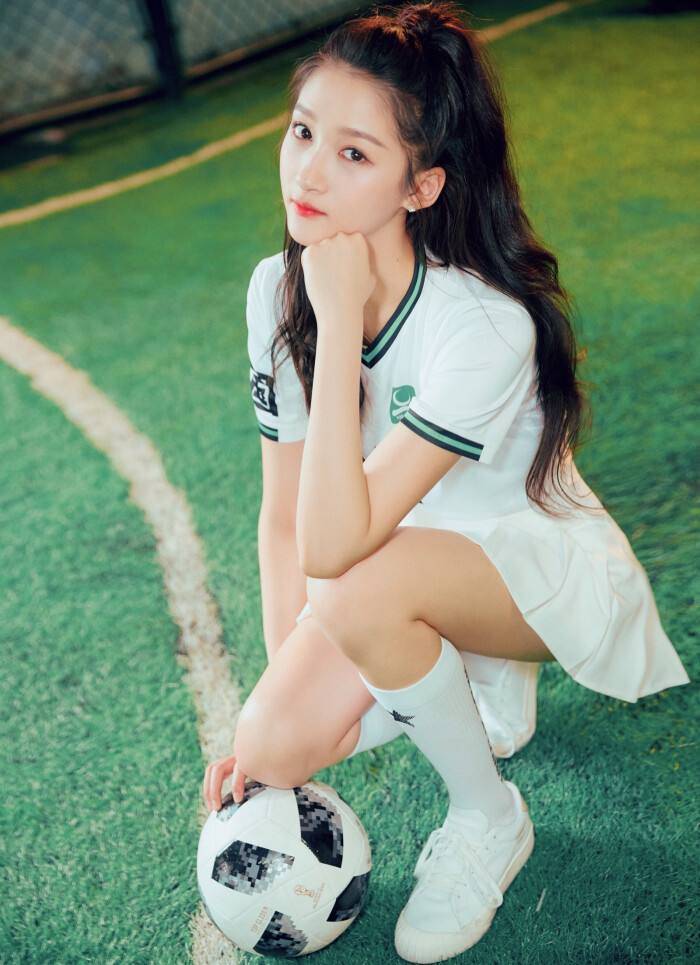 关晓彤生日穿性感短裙出现在迪厅鹿晗发文精神姑娘未见其人