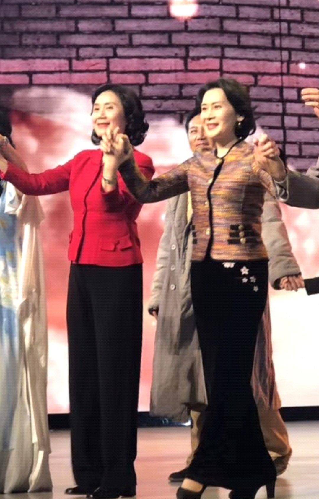 肖雄严晓频穿得真像亲姐妹,毛开衫 半身裙,默契清雅又