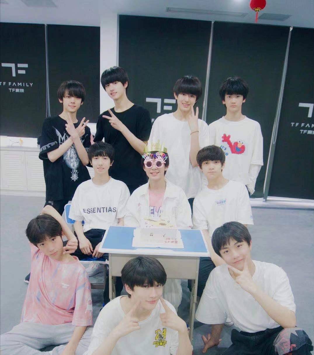 tf家族三代团无滤镜后台同框,吃瓜路人:怎么还有这么小的小孩!
