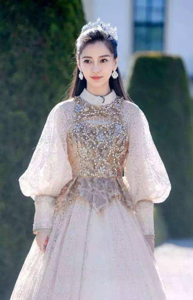 angelababy《奔跑吧》造型太抢眼,民国风洋装抢尽风头