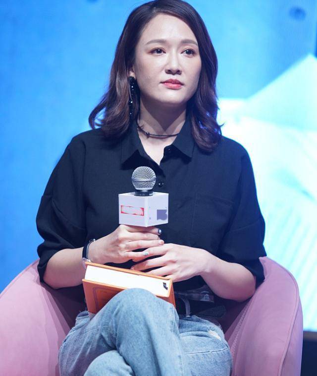 陈乔恩素颜出境,被指责少女人设崩塌,网友:明明很真实