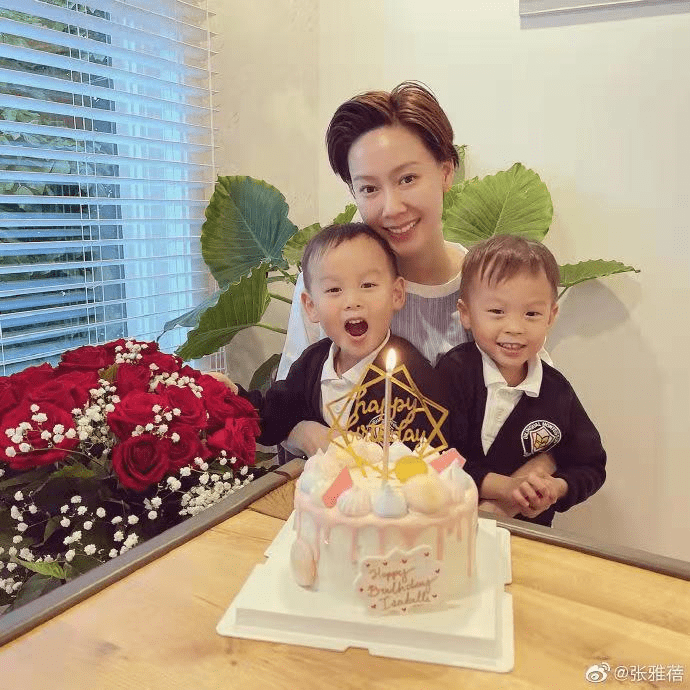 国足名宿小13岁娇妻晒庆生照长发淑女变假小子双胞胎儿子乖巧张雅蓓