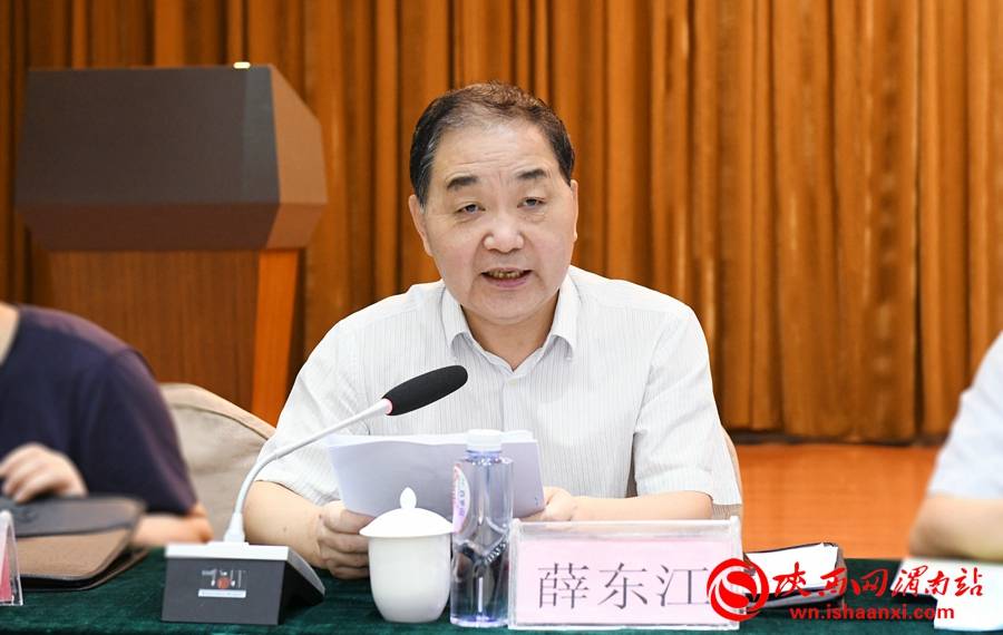 渭南市慈善协会常务副会长薛东江主持座谈会.