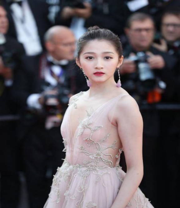 原创关晓彤电影陷辱华争议,俩主演被扒恶意丑化中国,使用侮辱性手势