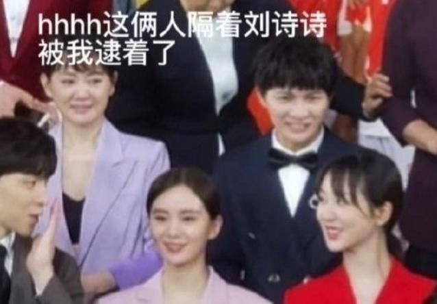 原创杨紫邓伦同框合照,二人对镜比耶超甜,我却在关注角落里的李现