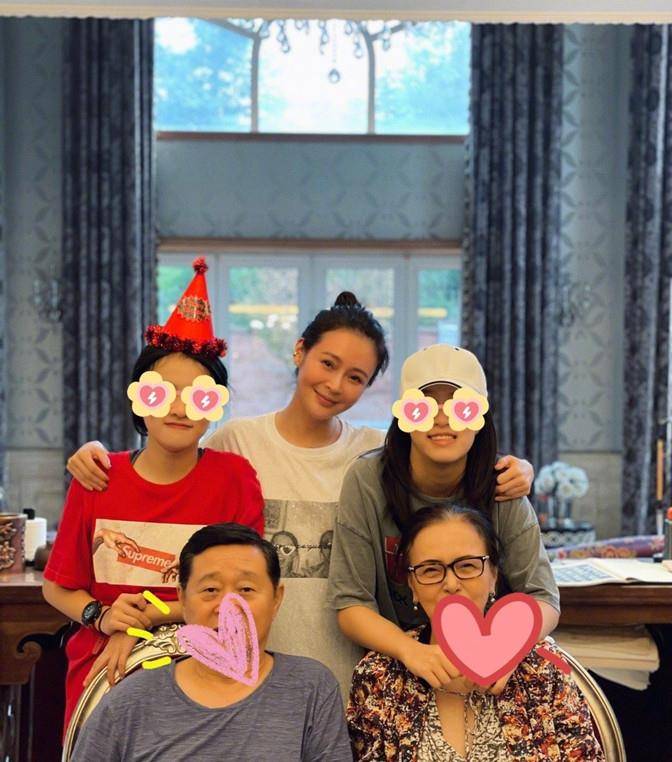 于明加罕见一家五口为女庆生,祖孙三共用一张脸,大女儿似妈翻版